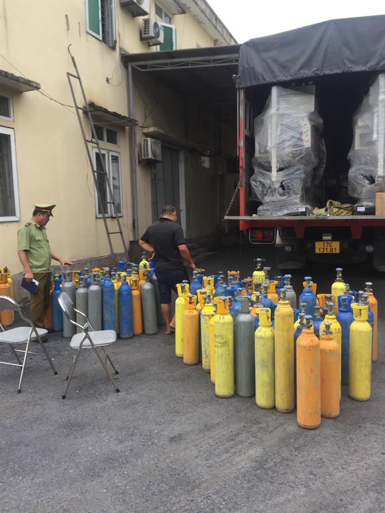 Hà Tĩnh: Bắt giữ xe tải vận chuyển số lượng lớn khí cười không rõ nguồn gốc xuất xứ